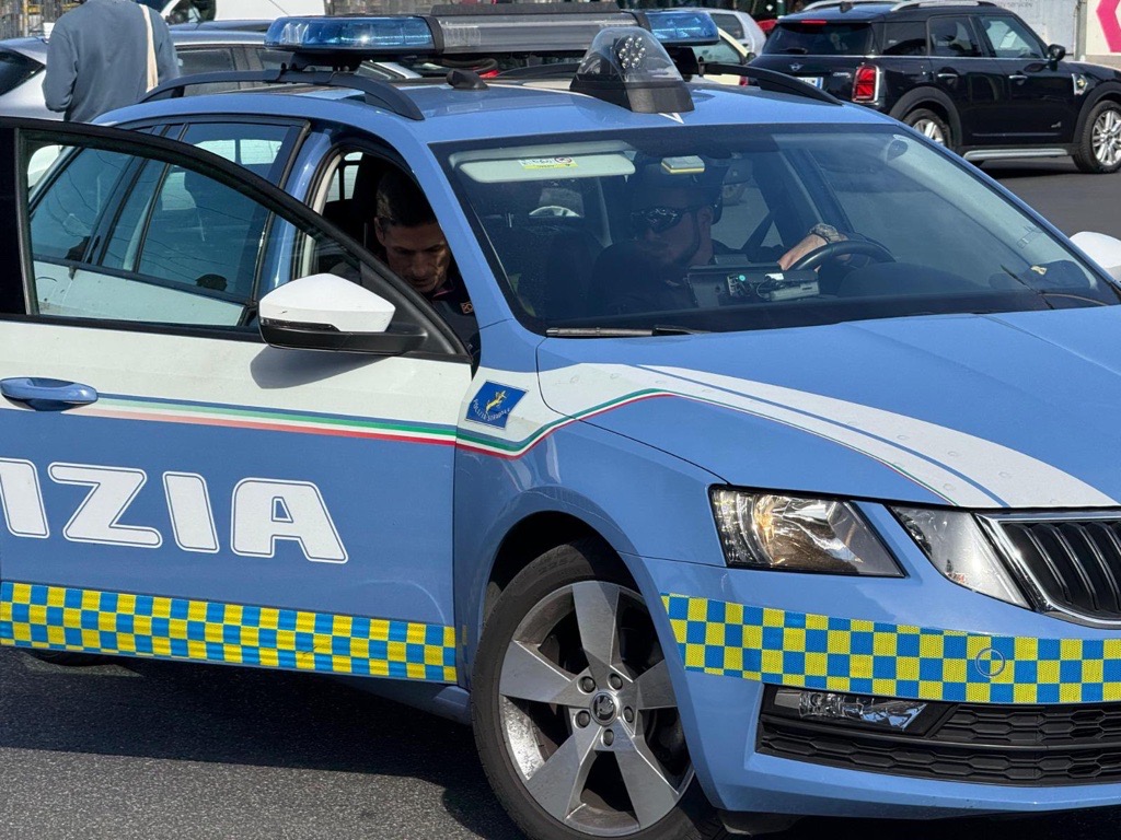 GALLICANO NEL LAZIO, FERMATA SULL’A1 CON 2 CHILI DI HASHISH: ARRESTATA UNA DONNA