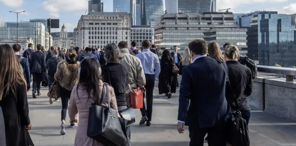 Londra, doppia crisi: cala il lavoro, cresce il costo della vita