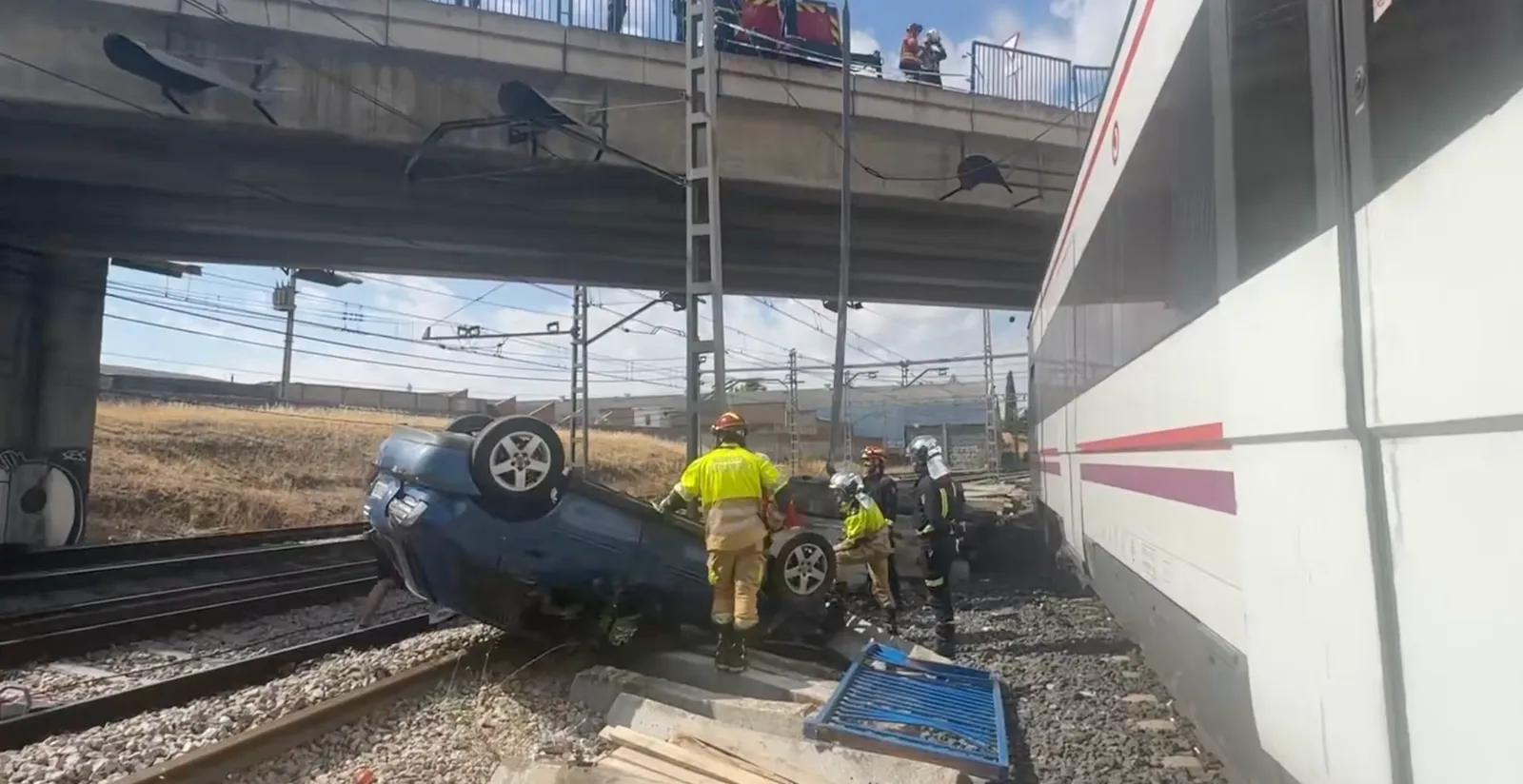 Paura a Madrid: auto vola dal ponte sui binari