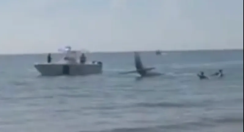 Florida, atterraggio d’emergenza in mare: pilota salvata davanti alla spiaggia di Boca Raton