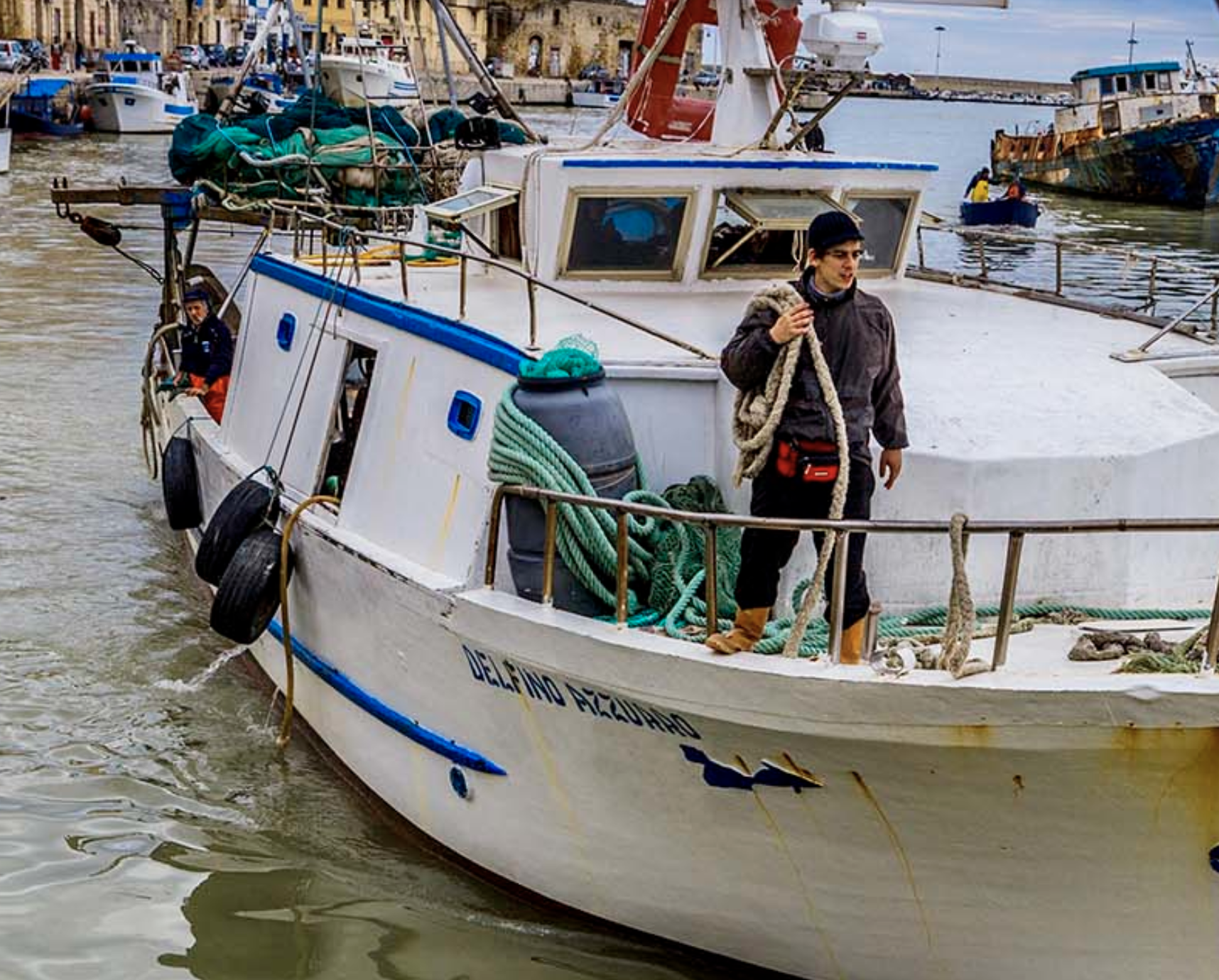 Lampedusa, la marineria lancia l’allarme: “Non possiamo continuare a pescare relitti invece di pesci”