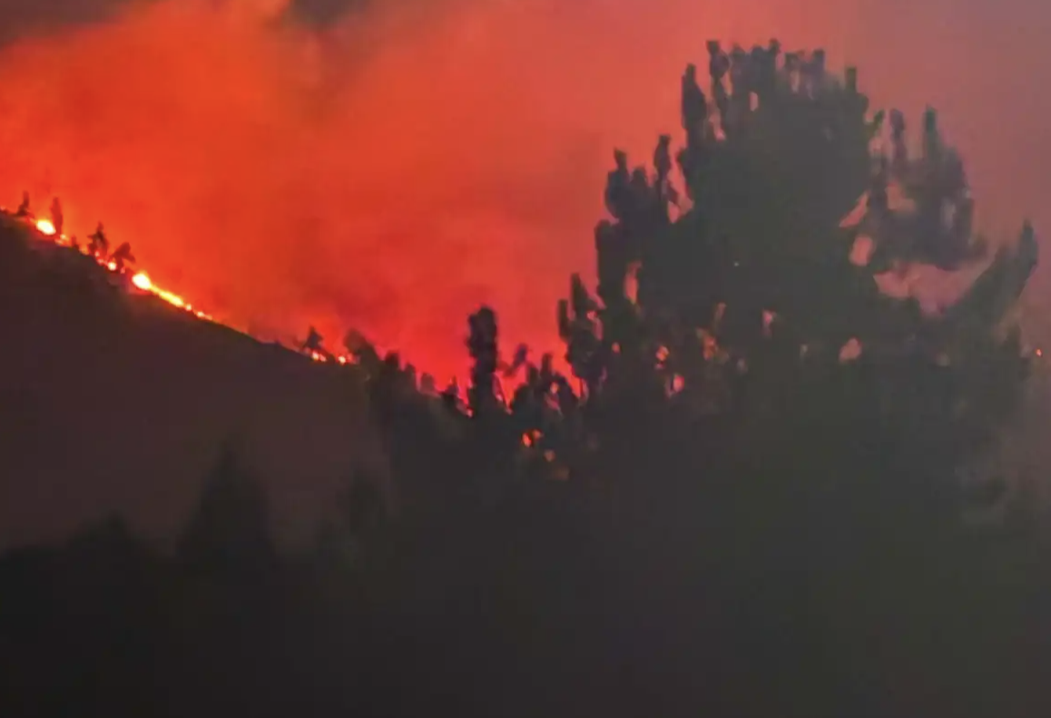 Nevada, l’incendio Hawk devasta l’area di Reno: oltre 10.500 acri bruciati e migliaia di persone evacuate