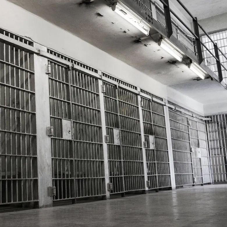 Un bambino di 18 mesi vive in carcere con la madre: i Garanti chiedono una soluzione immediata