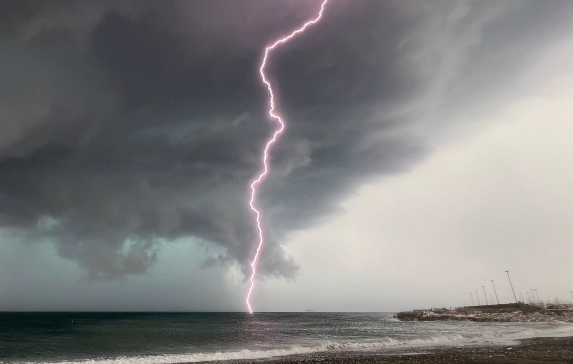 Fine estate con caldo e temporali: il clima cambia volto, paura in montagna