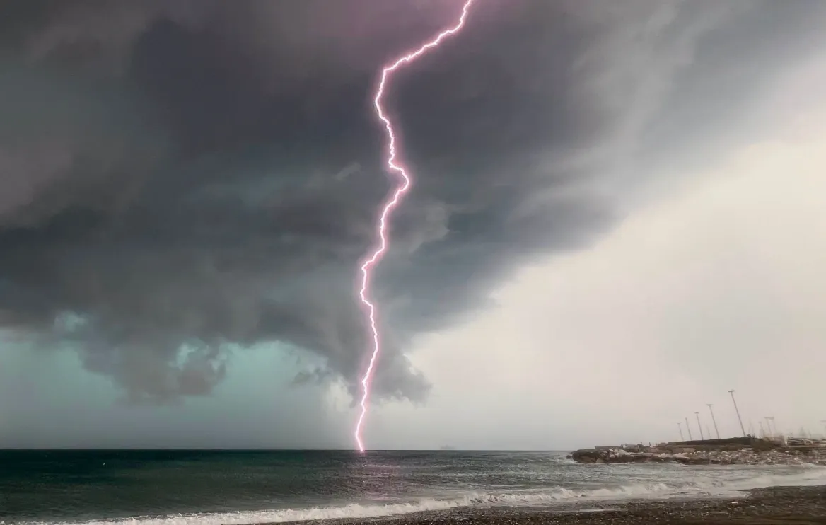 Fine estate con caldo e temporali: il clima cambia volto, paura in montagna