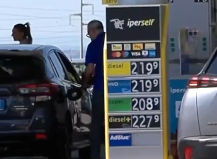 Carburanti alle stelle: cittadini sotto pressione, la crisi la pagano le famiglie