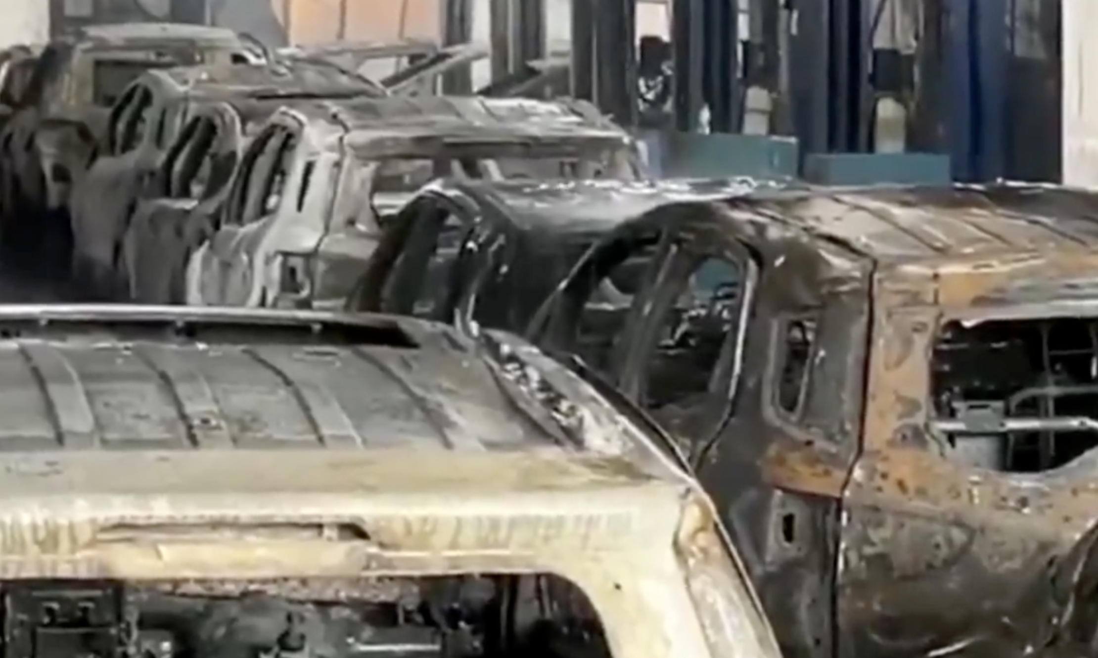 Kolkata, incendio distrugge showroom di auto: circa 30 veicoli ridotti in cenere