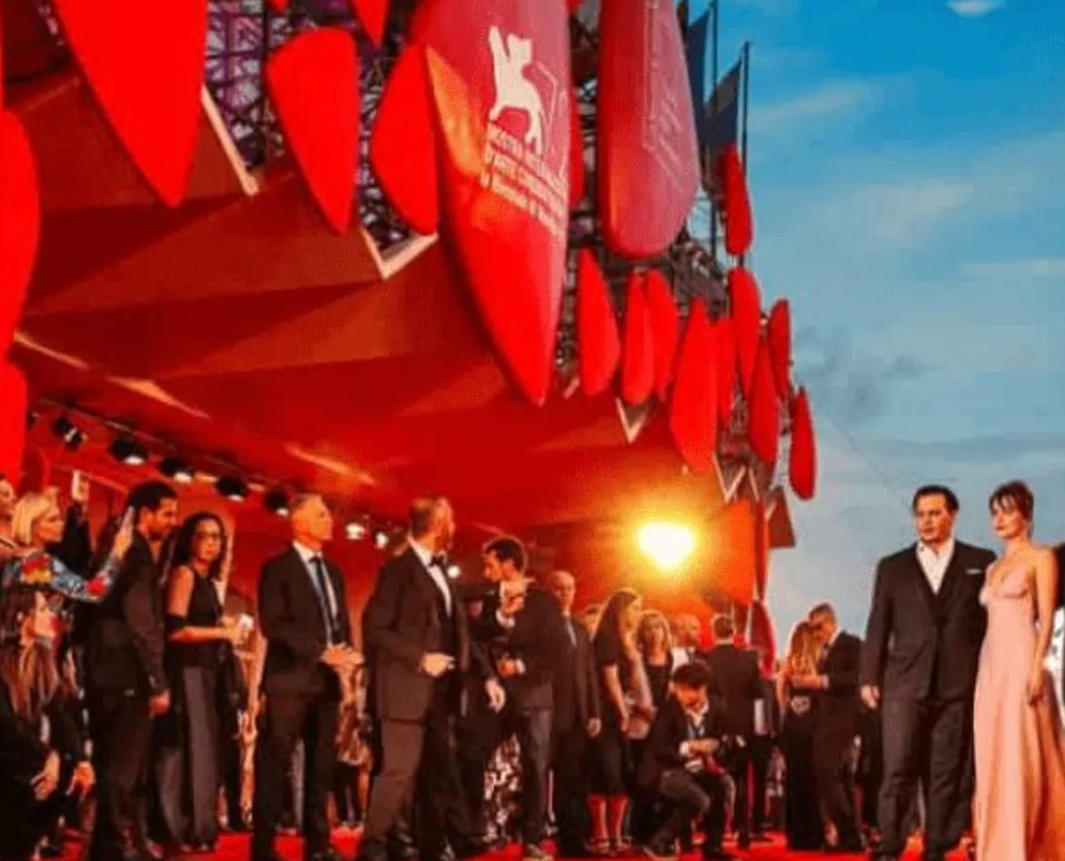 Festival di Venezia 83: la magia del cinema torna sul Lido tra stelle, moda e sogni sul red carpet