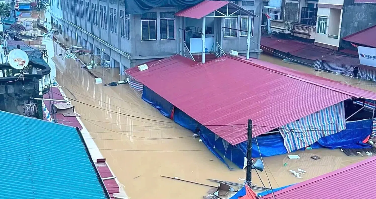 Vietnam, il tifone Narra mette in ginocchio Lang Son: acqua fino al secondo piano delle case