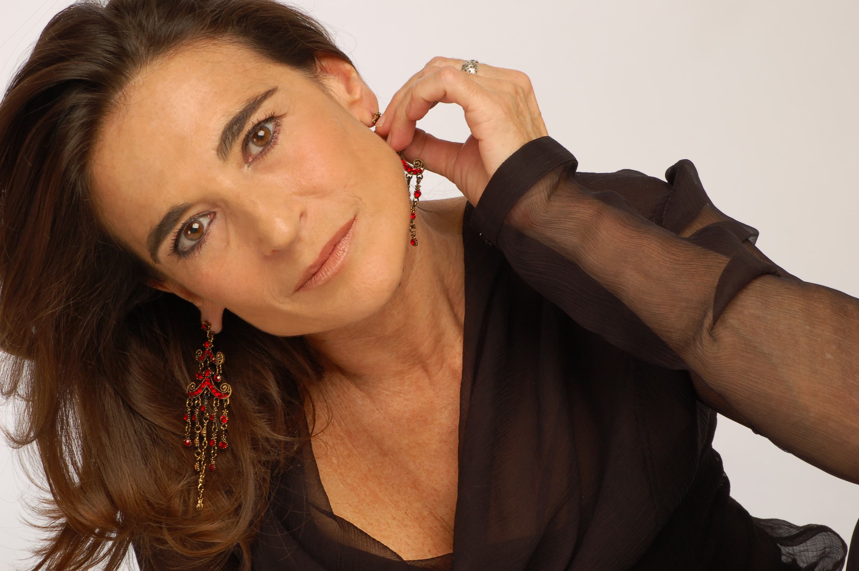 Lina Sastri: un’eccellenza italiana che racconta il mondo attraverso arte, musica ed emozioni