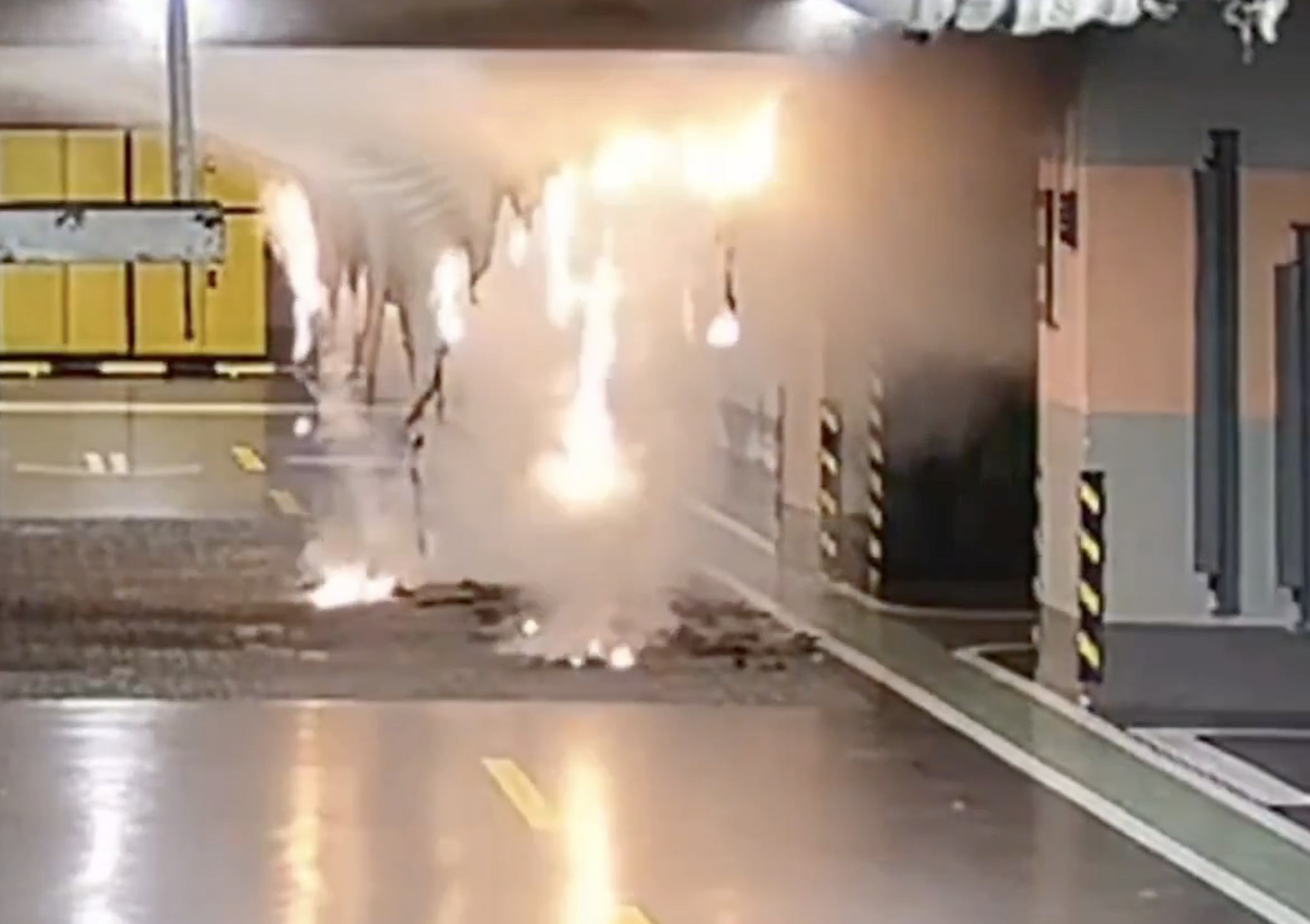 Cina, incendio in un parcheggio sotterraneo: il sistema automatico spegne le fiamme in un minuto