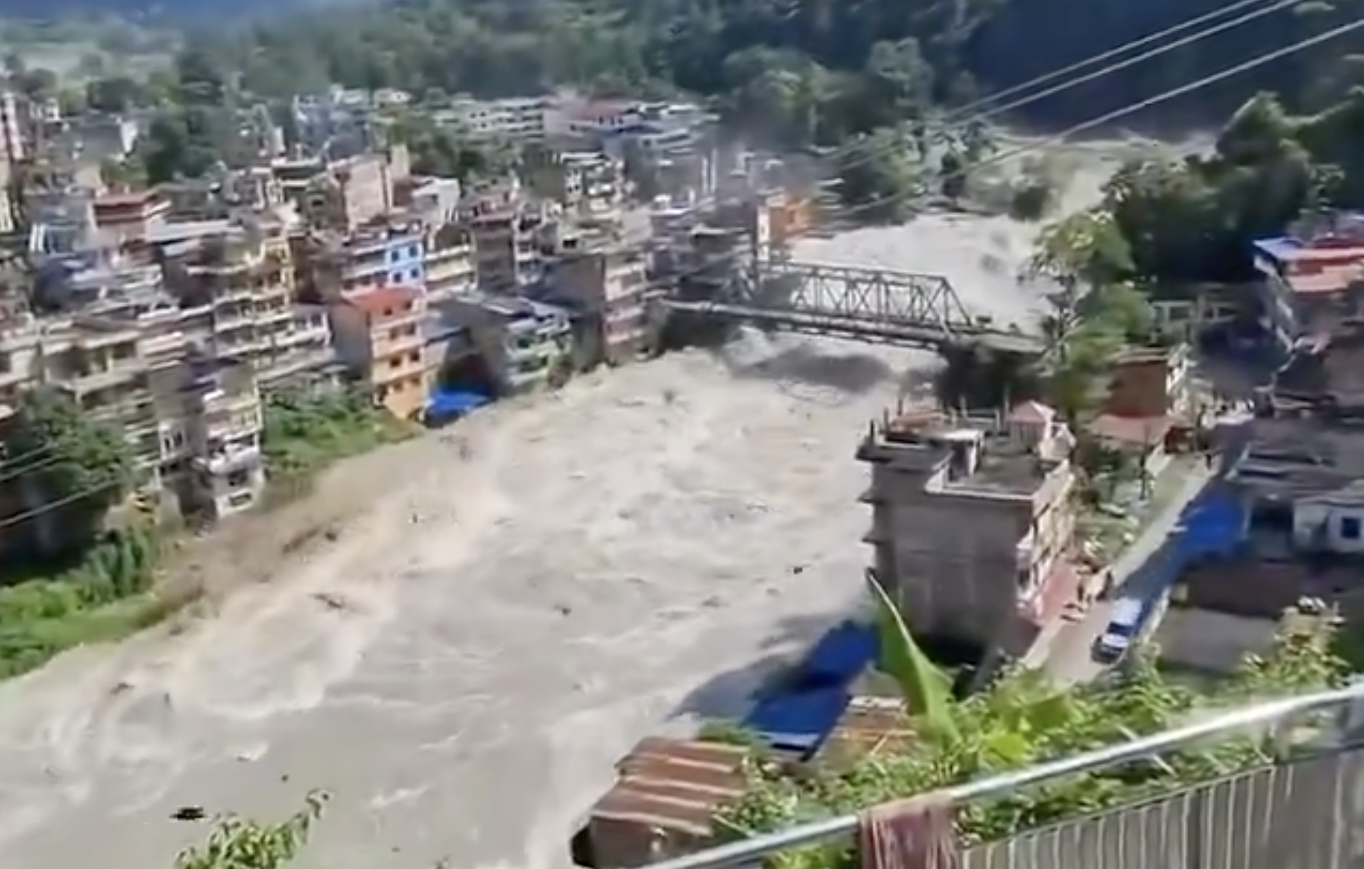Nepal e Tibet travolti dalla catastrofe: 472 morti e oltre 2.500 dispersi. Ora cresce anche il rischio di una nuova alluvione