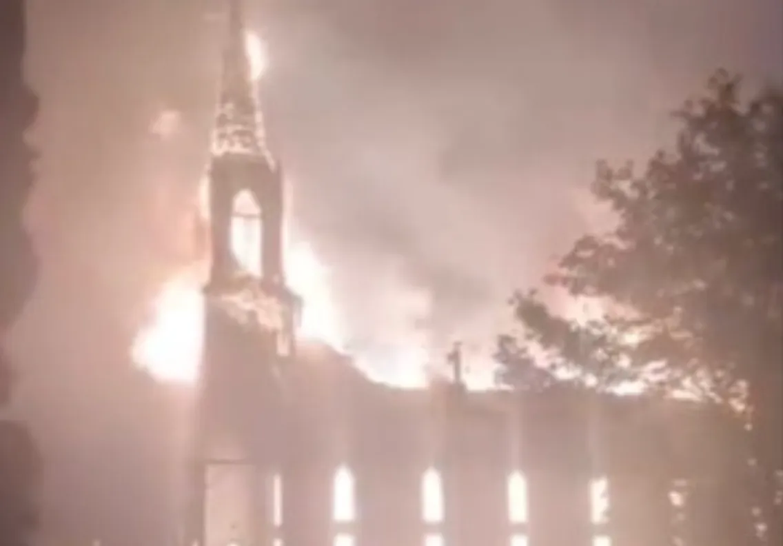 Canada, chiesa cattolica centenaria distrutta dalle fiamme: arrestato un 68enne per incendio doloso
