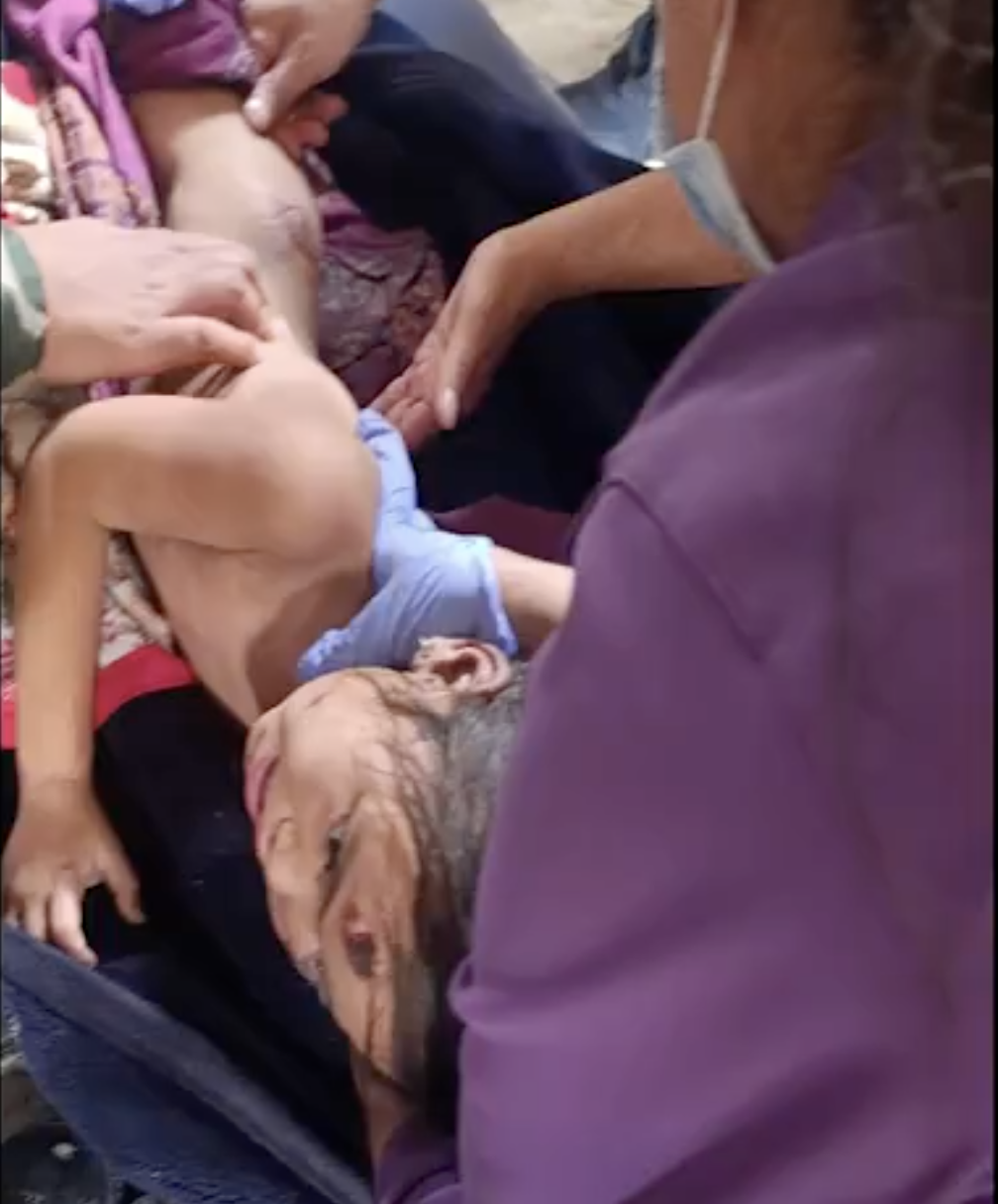 Nepal, bambina di 6 anni salvata viva dalle macerie dopo tre giorni