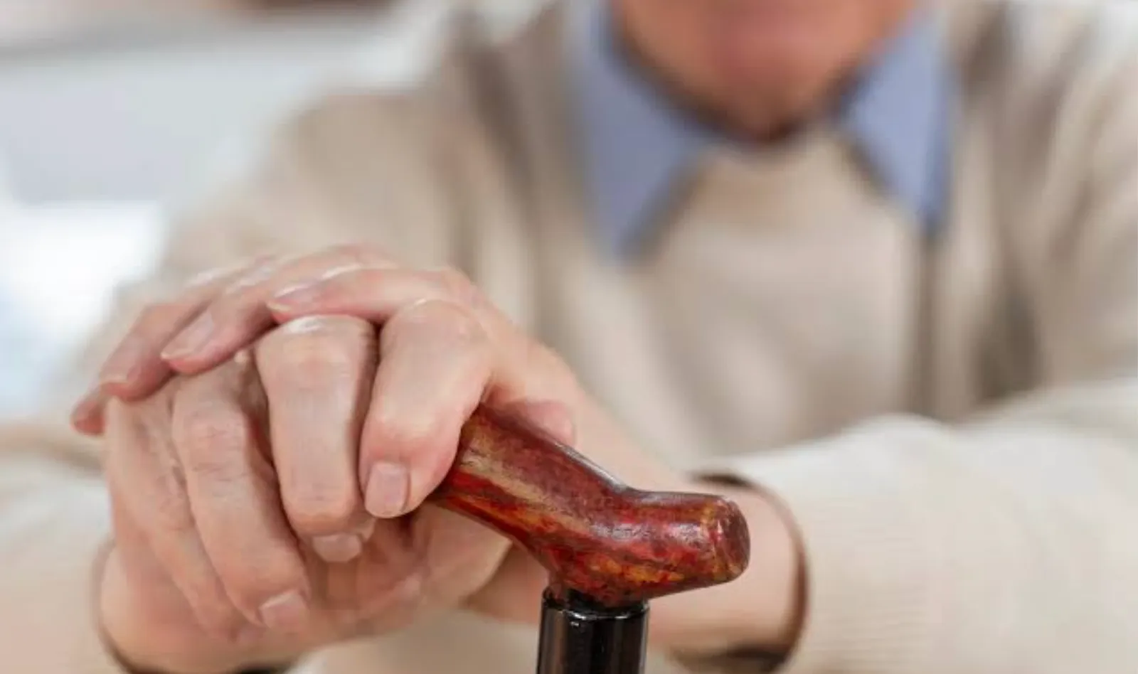 Parkinson, in Italia 300mila persone convivono con la malattia: crescono i casi e l’allarme per le diagnosi precoci