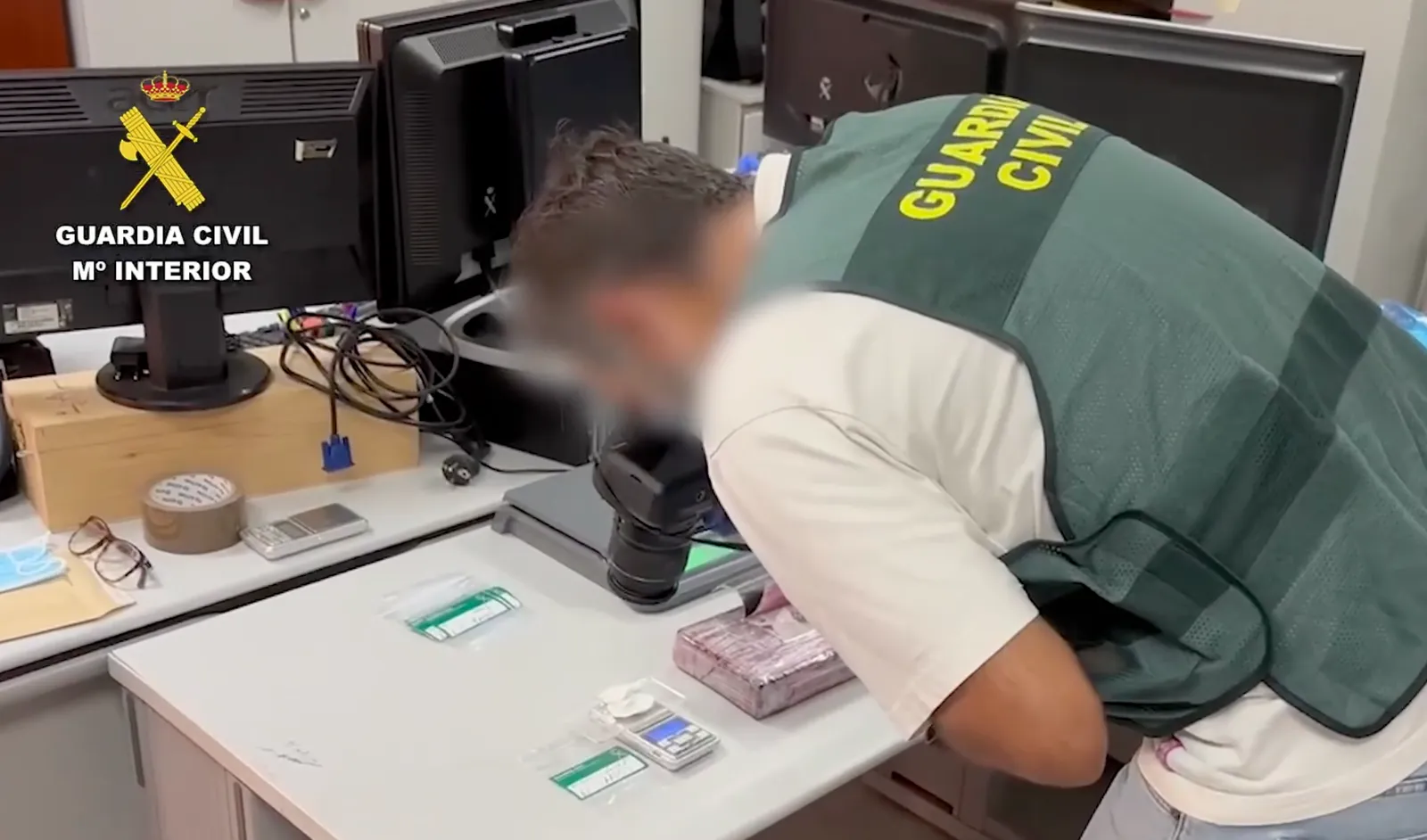 Maxi sequestro di cocaina in Spagna, il conducente fugge nei campi