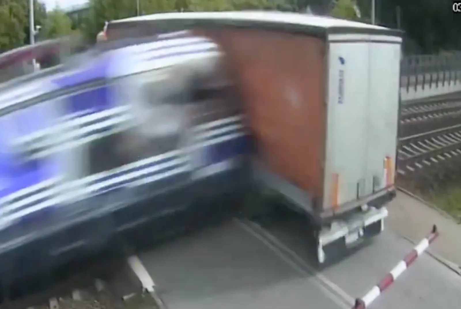 CAMION BLOCCATO AL PASSAGGIO A LIVELLO, POI L’IMPATTO CON IL TRENO