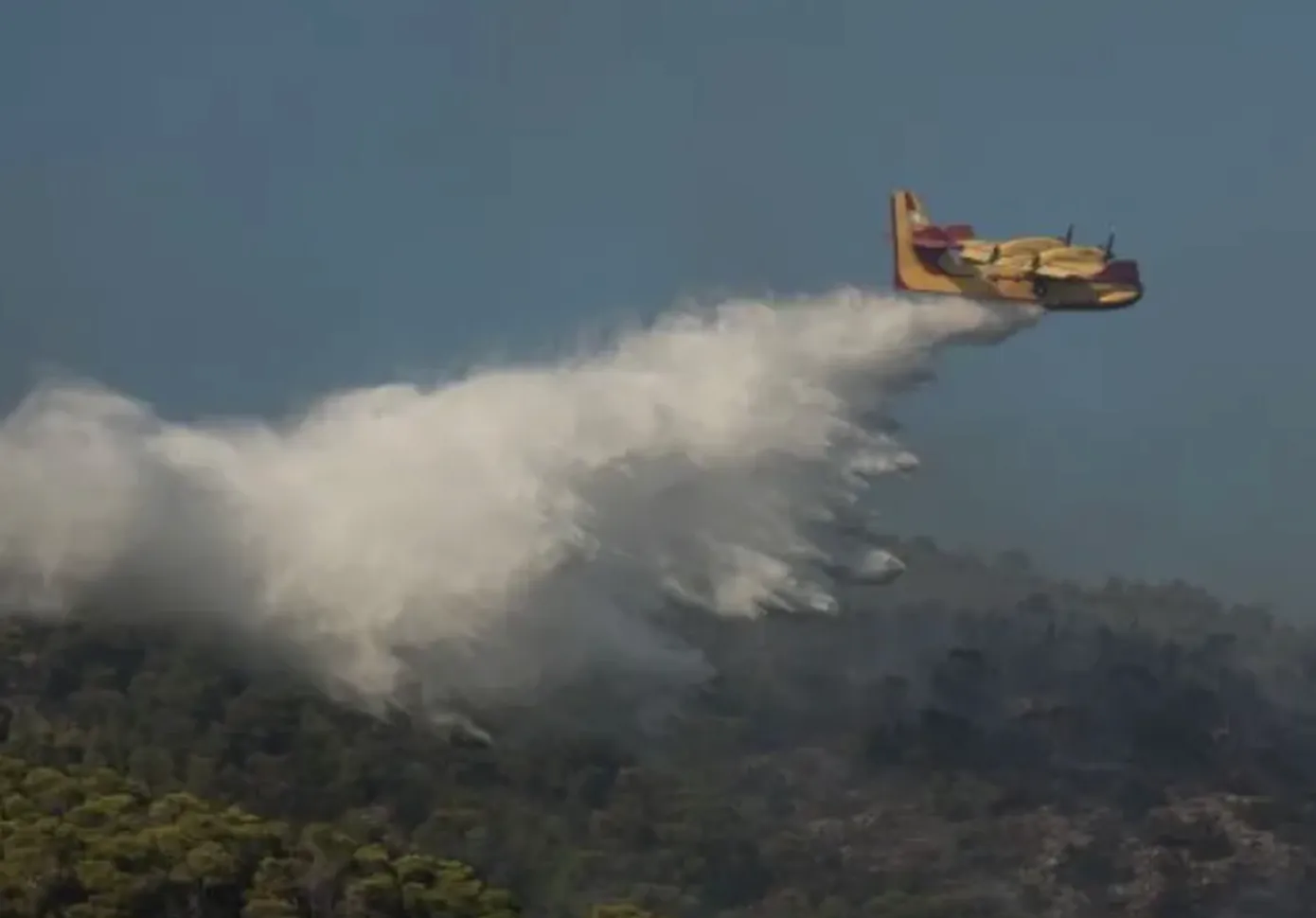 GRECIA, TRAGEDIA A NEOS KOUVARAS: UN UOMO MUORE IN UN INCENDIO