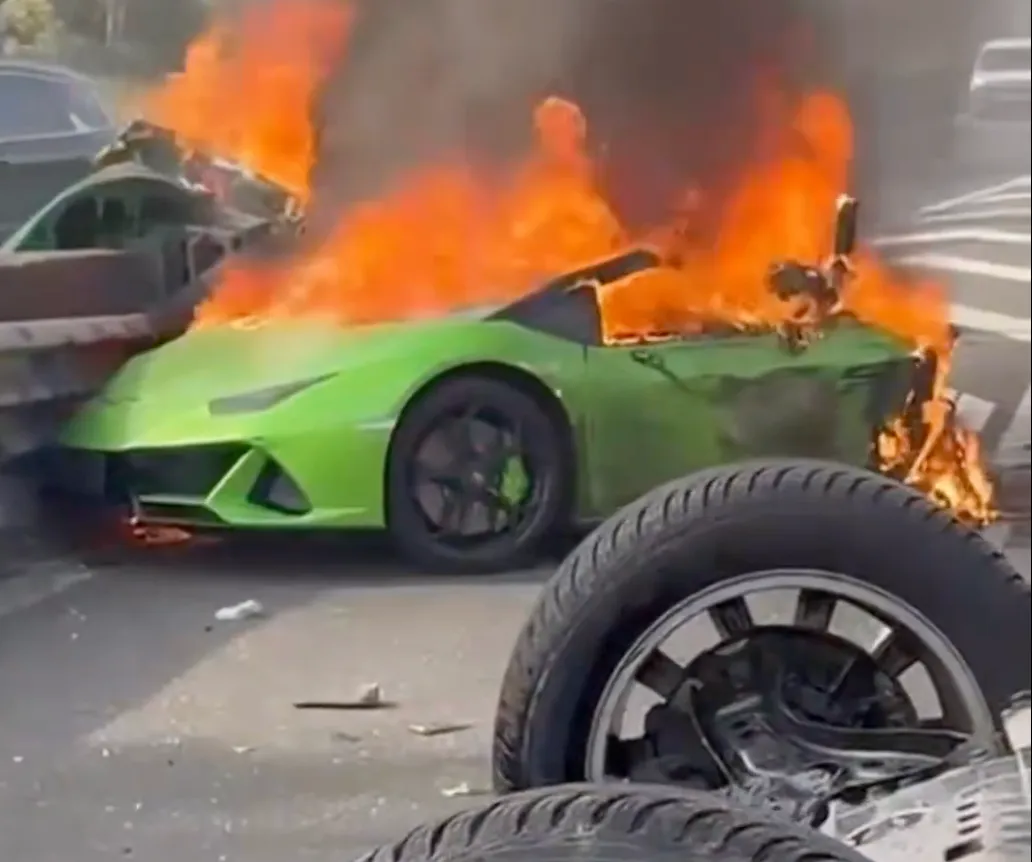 PARIGI, TERRIBILE INCIDENTE SULL’A3: LAMBORGHINI DISTRUTTA E IN FIAMME, DUE MORTI