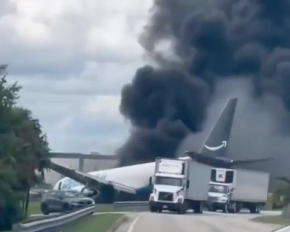 Miami, Boeing 767 di Prime Air esce di pista e attraversa una strada