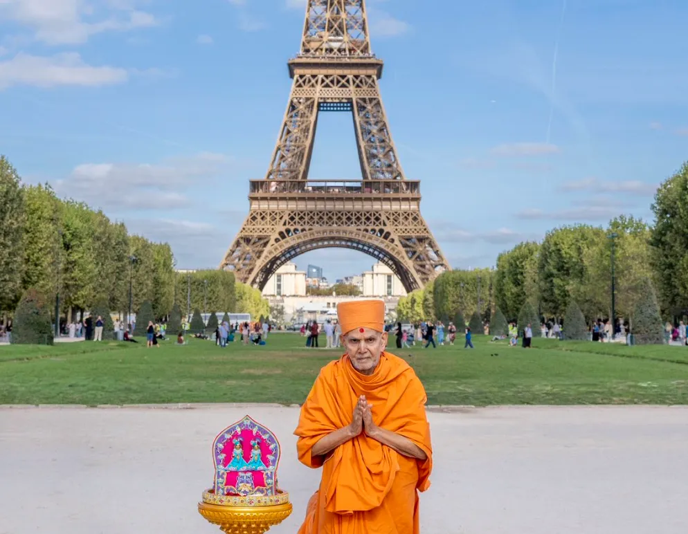 PROTESTA ALLA TORRE EIFFEL: LAVORATRICI MESSE DA PARTE DURANTE LA VISITA DI UNA DELEGAZIONE INDÙ