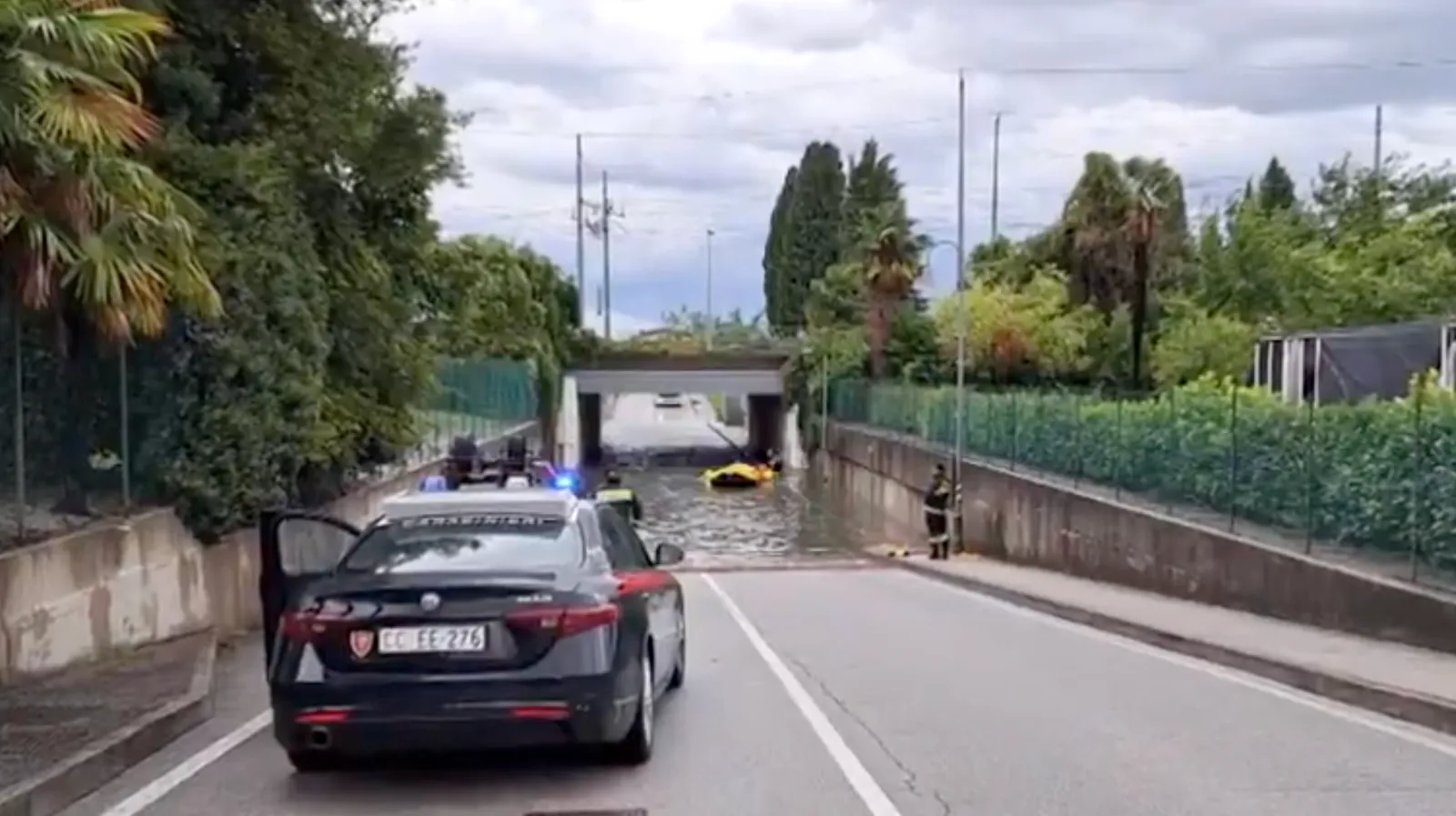 MALTEMPO: UNA VITTIMA A LATISANA, CENTRO-NORD SOTTO LA PIOGGIA TRA ALLAGAMENTI, FRANE E DISAGI