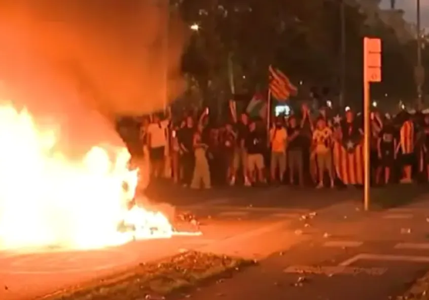 BARCELLONA: TENSIONI DURANTE LA DIADA, SCONTRI SFIORATI TRA NEONAZISTI E ANTIFASCISTI