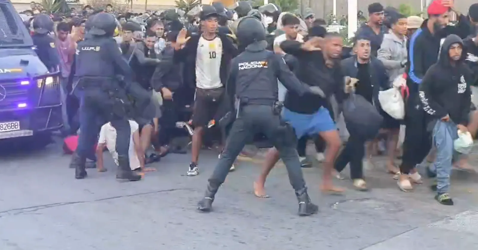 CEUTA, CAOS E TENSIONE: CORSA AL PORTO TRA I MIGRANTI