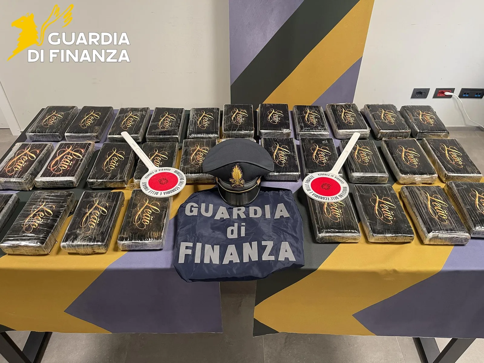 GDF BOLOGNA: MAXI SEQUESTRO DI COCAINA, 32,9 CHILI NASCOSTI IN UN TIR