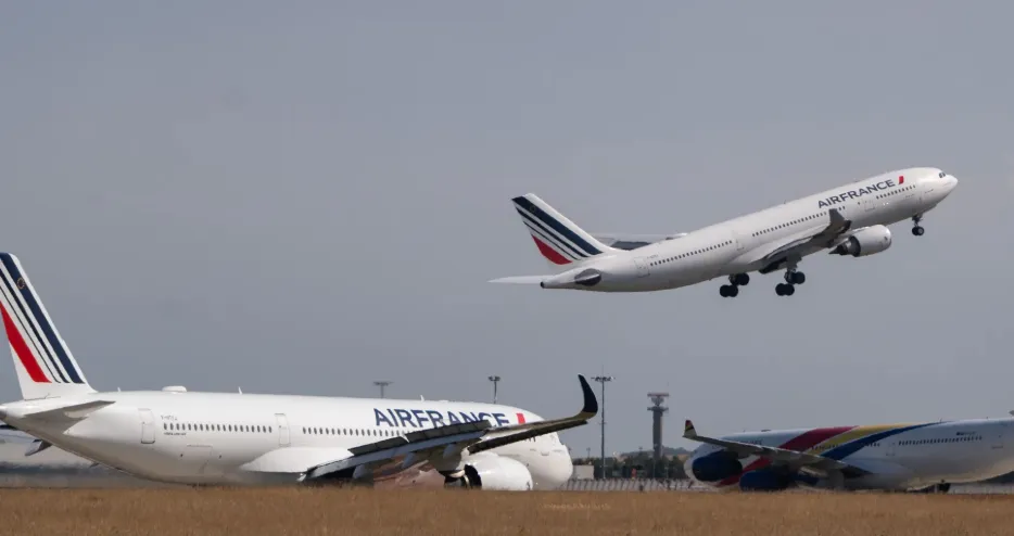 AIR FRANCE NELLA BUFERA: STOP AI PASSEGGERI ALGERINI DIRETTI IN MAROCCO