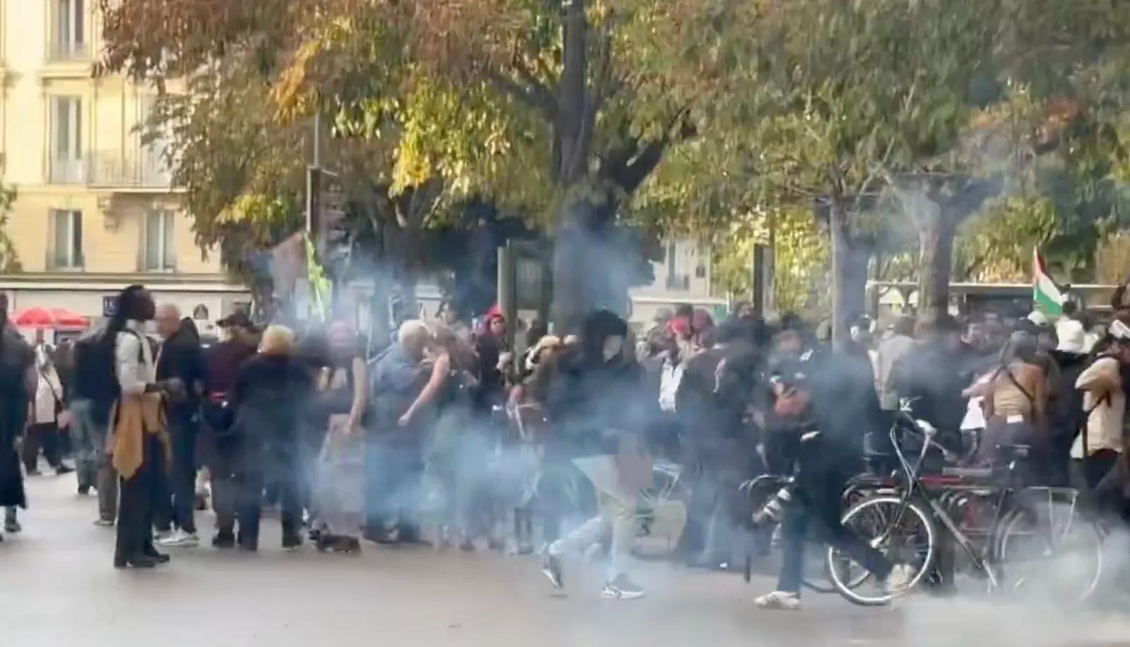PARIGI – INCIDENTI ALLA NATION DURANTE LA MANIFESTAZIONE CONTRO LA PRESUNZIONE DI LEGITTIMA DIFESA PER LA POLIZIA