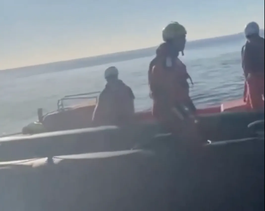 GRAN BRETAGNA: GOMMONE DI MIGRANTI DANNEGGIATO NEL CANALE DELLA MANICA, ARRESTATO ATTIVISTA DI ESTREMA DESTRA