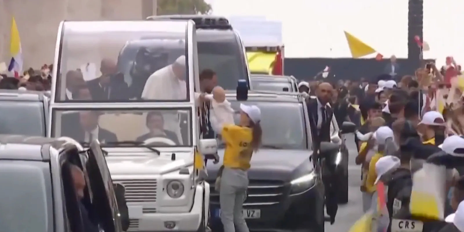 PAPA LEONE XIV TRA LA FOLLA A PARIGI: BENEDIZIONI AI NEONATI SUGLI CHAMPS-ÉLYSÉES