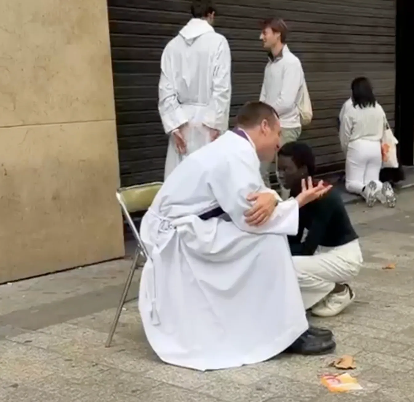 LA FEDE SCENDE IN STRADA: SPIRITUALITÀ O SPETTACOLARIZZAZIONE?