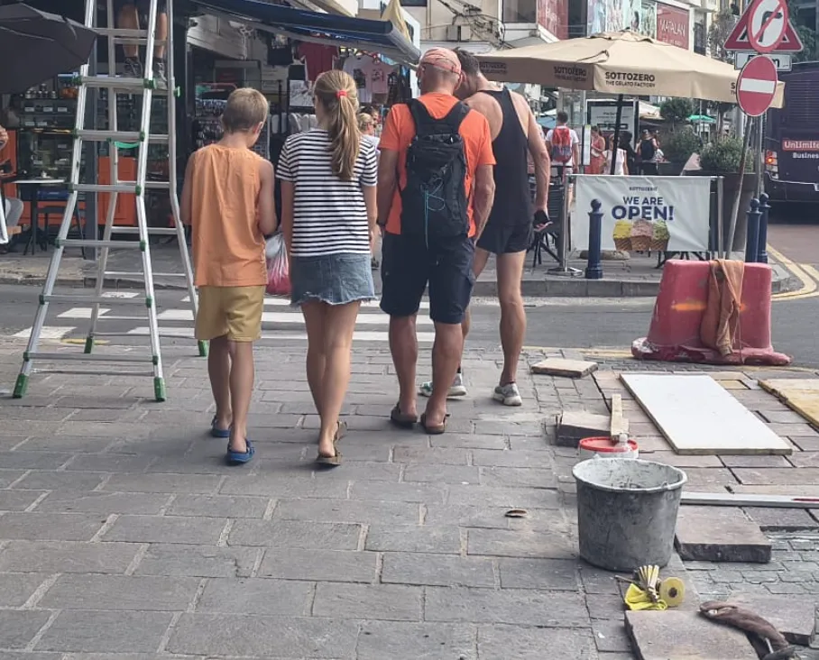 MALTA: A SLIEMA PROTESTA DEI RESIDENTI PER L’OCCUPAZIONE DEL MARCIAPIEDE