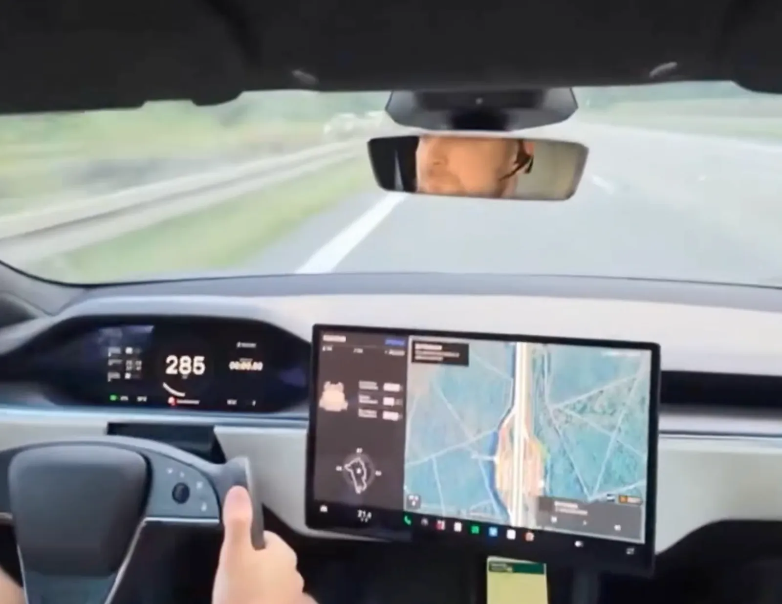 GERMANIA: TESLA A 285 KM/H, ESPLODE UN PNEUMATICO E L’AUTO SI SCHIANTA CONTRO LE BARRIERE
