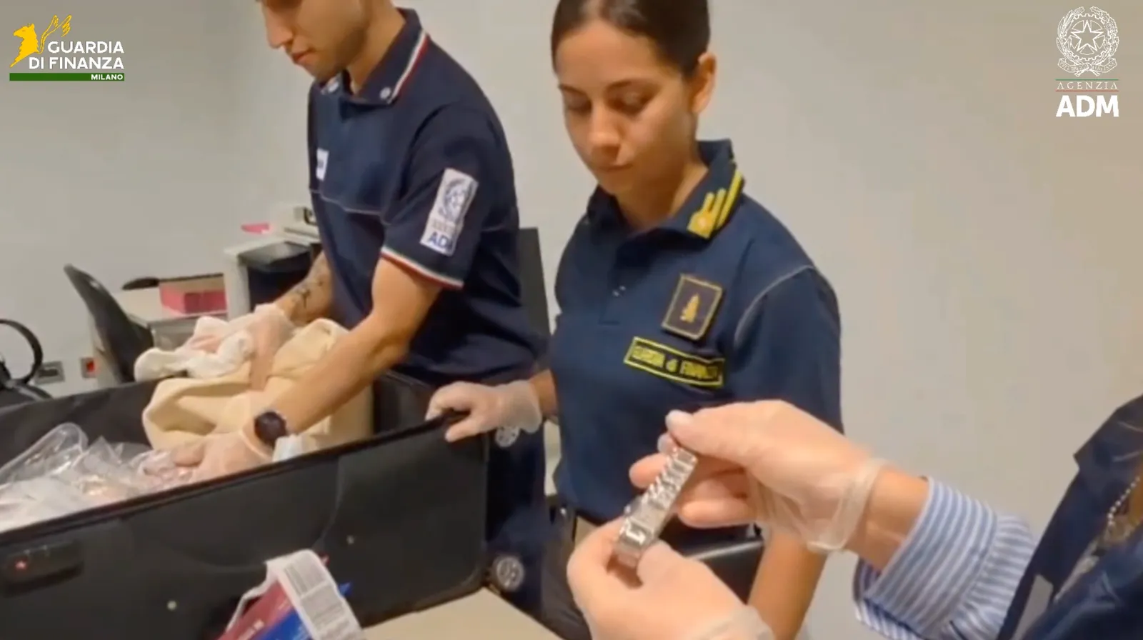 GDF MILANO: A LINATE SEQUESTRATI 15 OROLOGI DI LUSSO E 325 CARTE DA COLLEZIONE