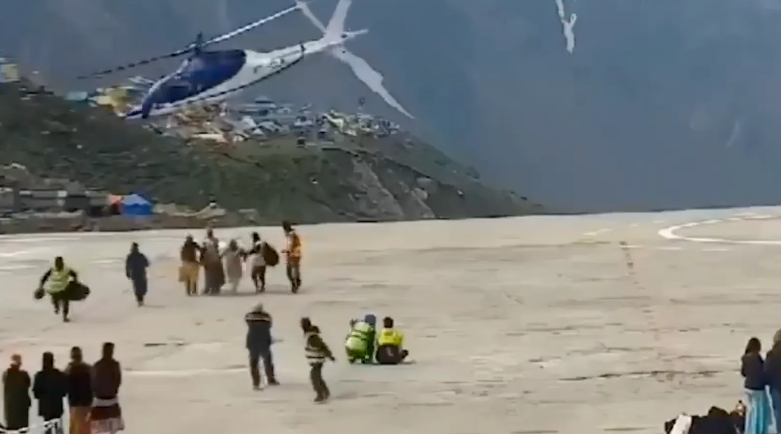 TERRORE IN VOLO, ELICOTTERO ENTRA IN UN VIOLENTO AVVITAMENTO: PILOTI RIESCONO AD ATTERRARE