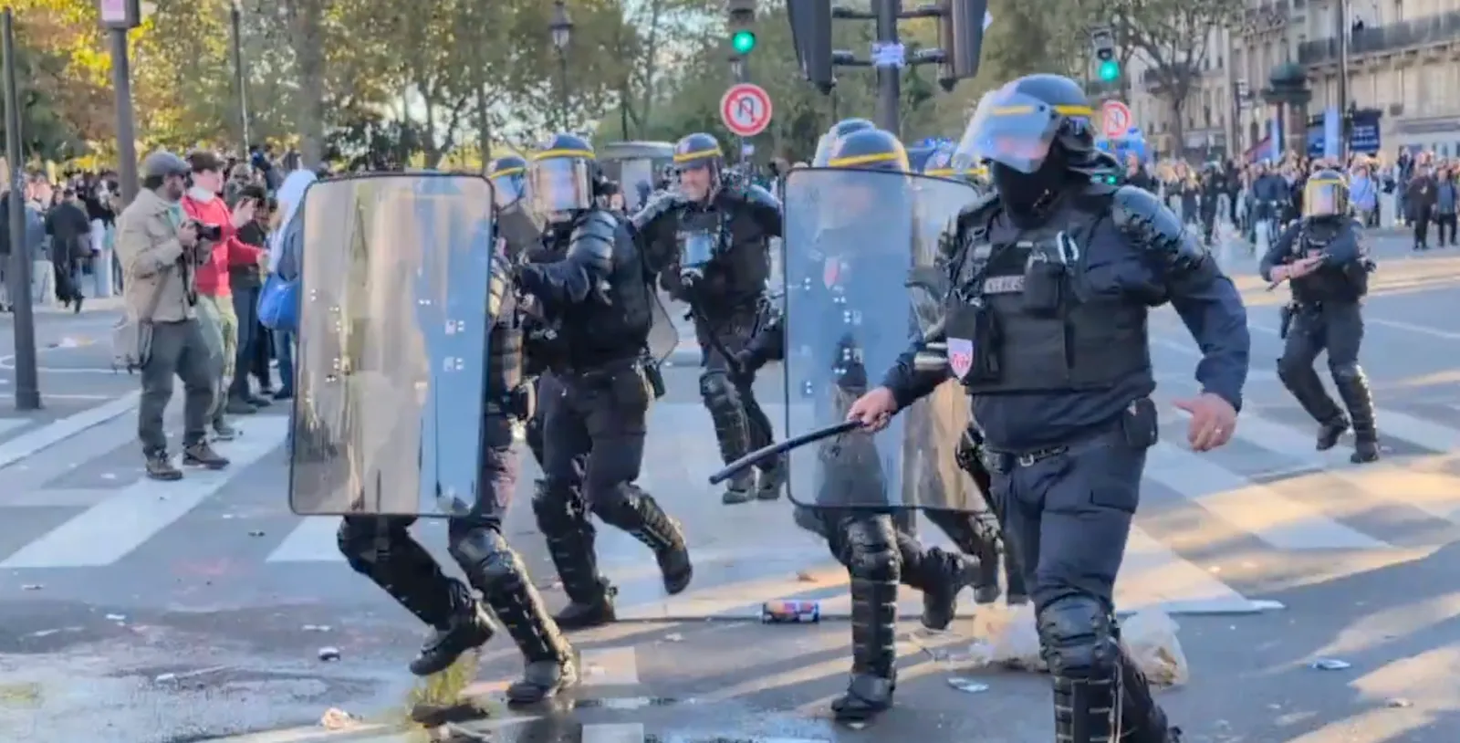 FRANCIA, TENSIONE A PARIGI: SCONTRI ALLA BASTIGLIA DURANTE LE PROTESTE DEI GIOVANI