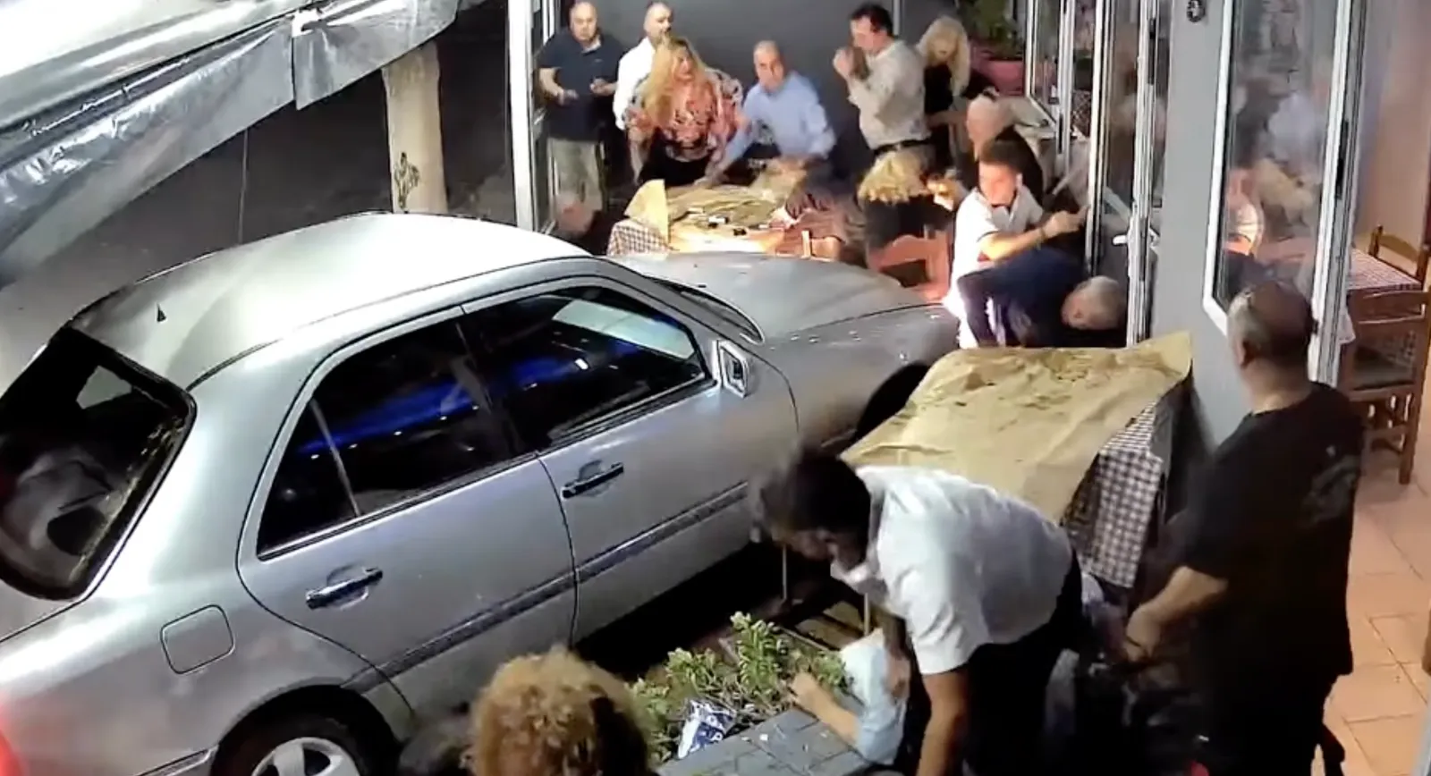 GRECIA: AUTO PIOMBA IN UN RISTORANTE A SALONICCO, ALLA GUIDA UN UOMO UBRIACO