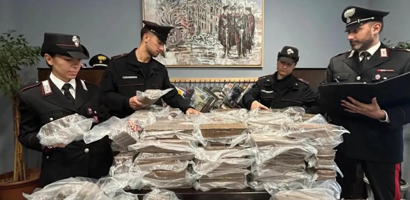 TORINO: TRASPORTAVA 425 CHILI DI HASHISH IN AUTO, ARRESTATO 33ENNE DOPO INSEGUIMENTO DI 24 KM
