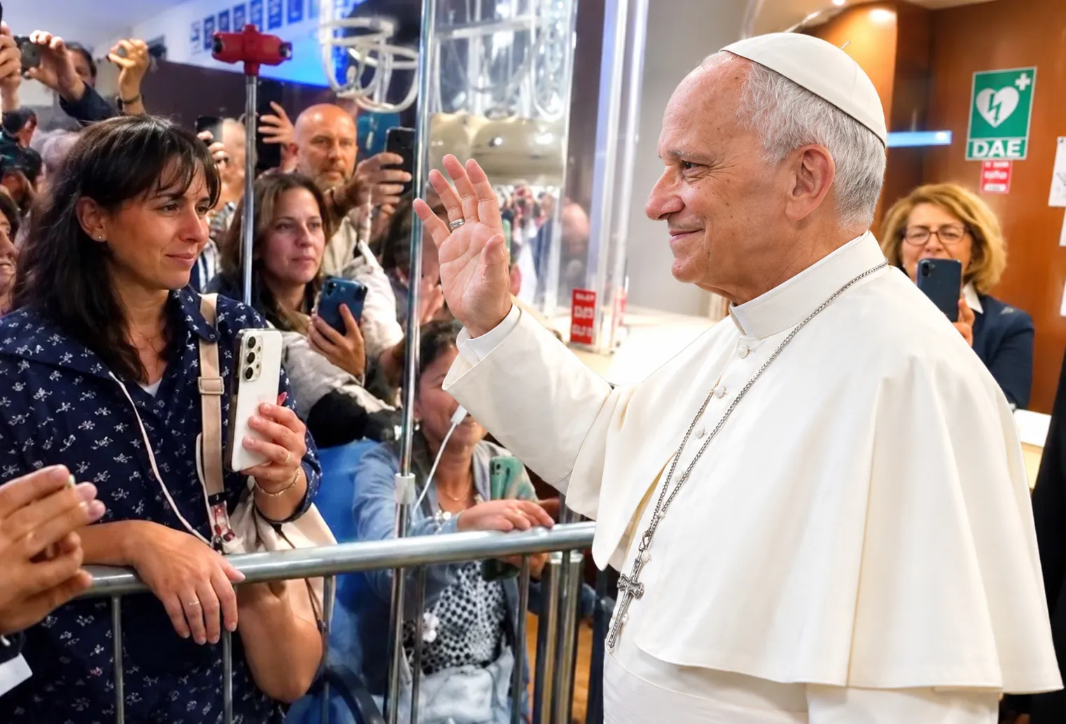 PAPA LEONE XIV LASCIA IL GEMELLI DOPO LE DIMISSIONI: IL SORRISO E IL SALUTO ALLA FOLLA