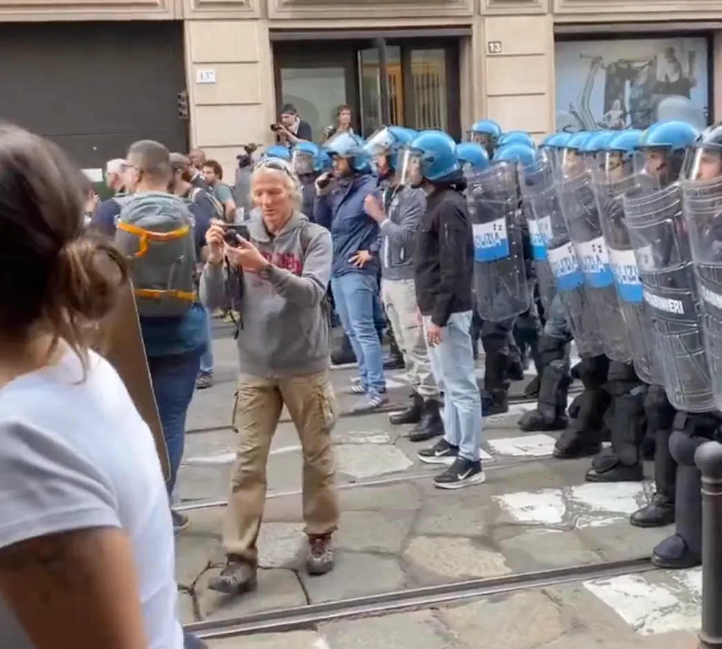ITALIA, PROTESTE CONTRO IL CAROVITA E MOBILITAZIONI STUDENTESCHE: SCONTRI A MILANO E TORINO