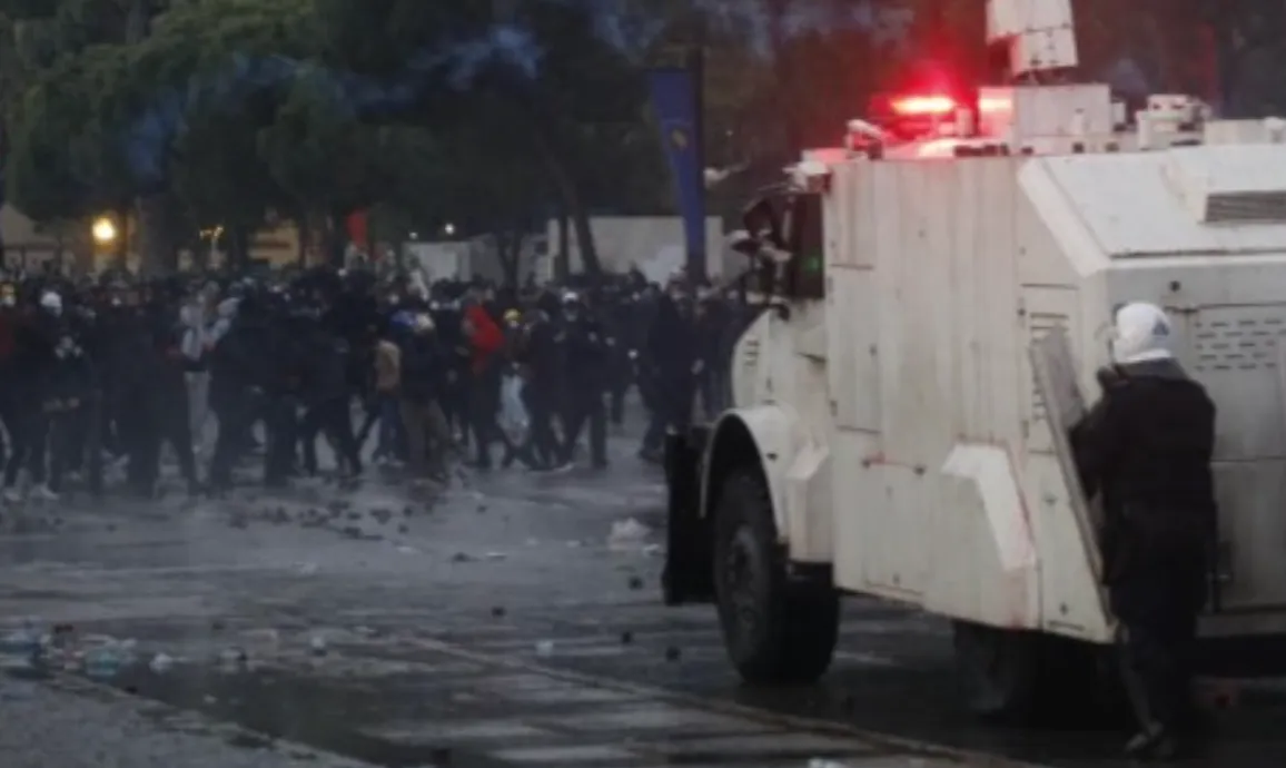 FRANCIA, ALLERTA PER IL WEEKEND DI PROTESTE: MACRON RAFFORZA LA SICUREZZA