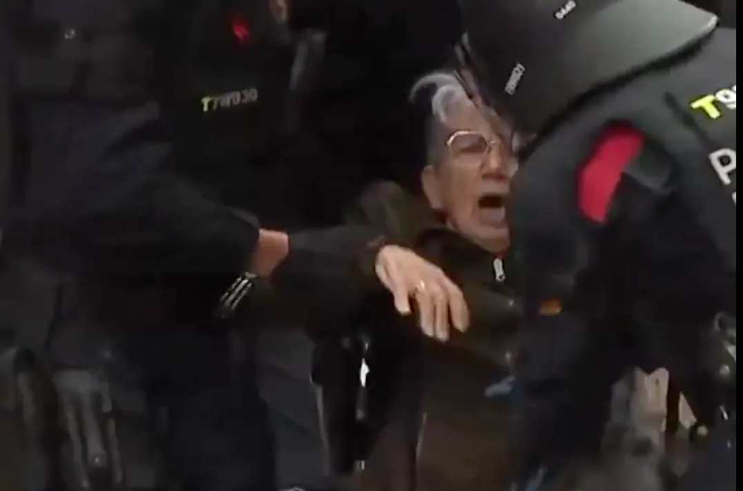SPAGNA: NUOVO SFRATTO A BARCELLONA, DONNA ALLONTANATA DA CASA CON IL FIGLIO E IL CANE