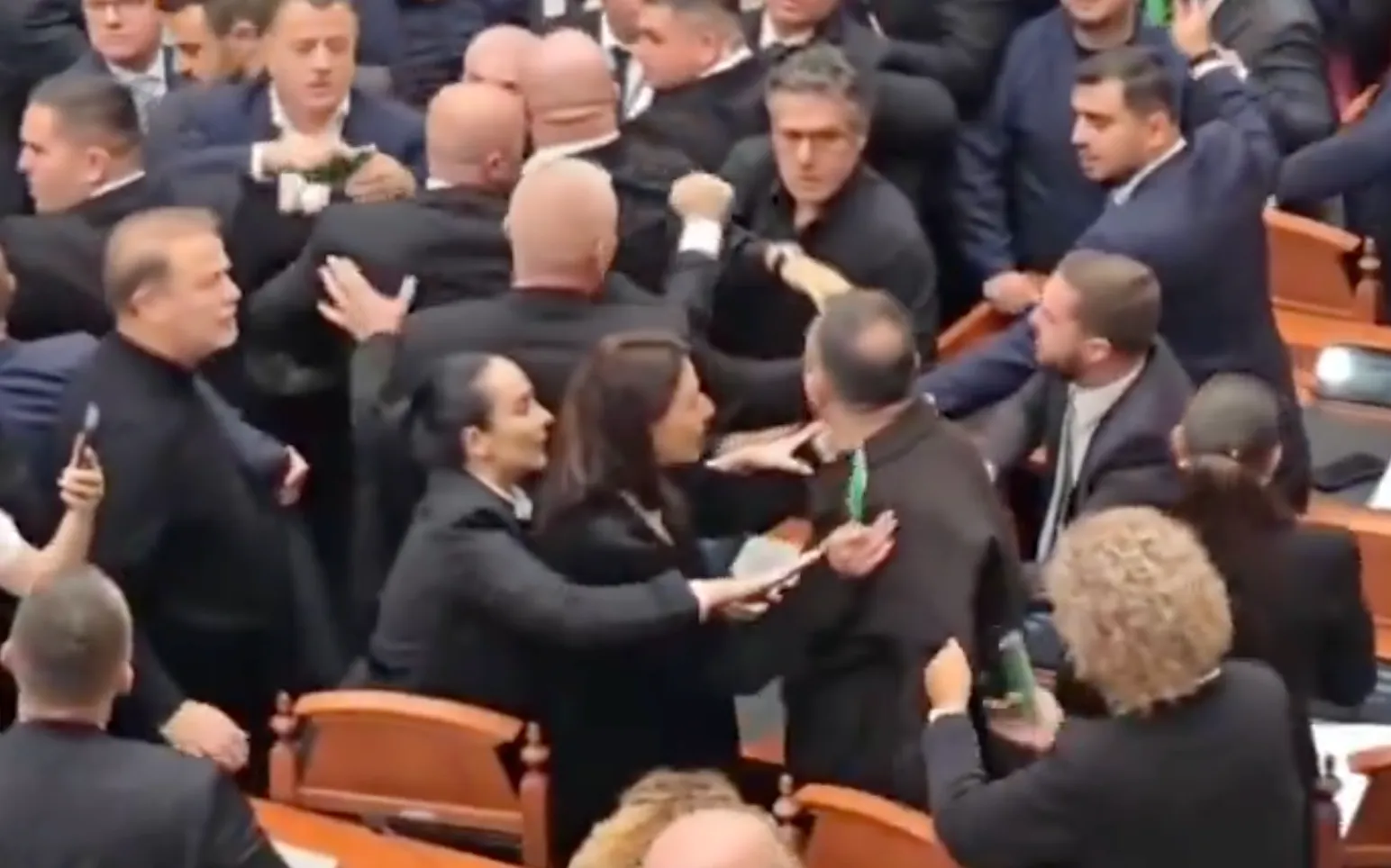 ALBANIA, SCONTRI FISICI IN PARLAMENTO TRA MAGGIORANZA E OPPOSIZIONE
