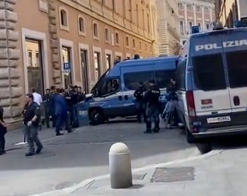 ROMA, ALLERTA PER I CORTEI: 1.500 AGENTI IN CAMPO. L’AMBASCIATA USA: «EVITARE LE AREE DELLE MANIFESTAZIONI»