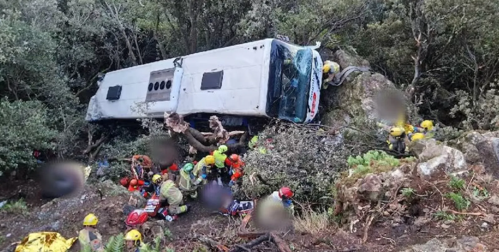 SPAGNA: BUS PRECIPITA IN UNA SCARPATA DOPO LO SCONTRO CON UN’AUTO, 80 FERITI VICINO A BARCELLONA